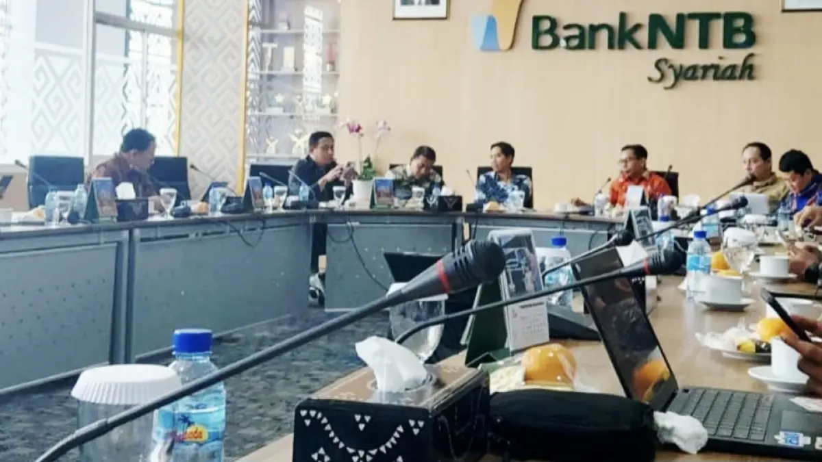 Komisi III DPRD NTB menggelar rapat kerja dengan jajaran direksi Bank NTB Syariah, Kamis (30/7). DPRD mengapresiasi tren laba bersih korporasi yang terus meningkat.&nbsp;