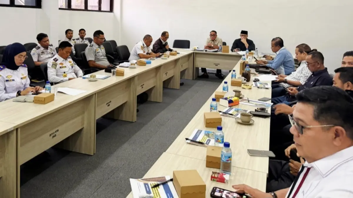 Komisi IV DPRD NTB menggelar rapat kerja dengan Dinas Perhubungan (Dishub) NTB dengan fokus pembahasan pada peningkatan PAD dan perbaikan konektivitas bidang transportasi, Kamis (30/7).
