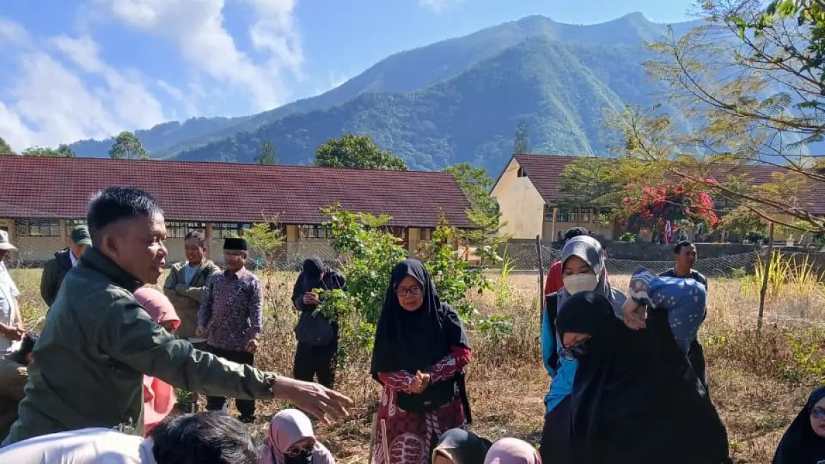 KONSERVASI BIODIVERSITAS: Para guru dan peserta didik saat praktik menanam sayur dan buah di SMAN 1 Sembalun, Kamis (30/7). SEAMEO Biotrop dorong sekolah jadi pusat konservasi biodiversitas.

