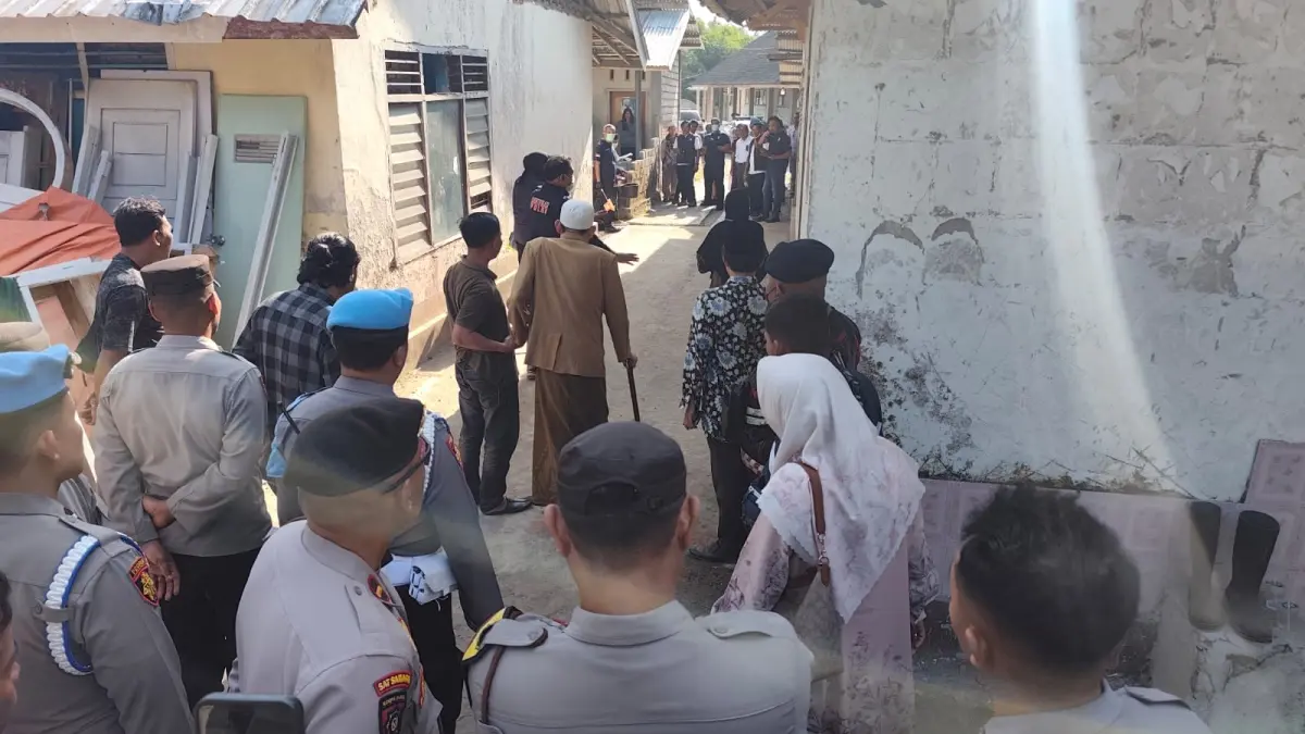 REKONSTRUKSI: Tim Ditres PPA-PPO Polda NTB melakukan rekonstruksi di Ponpes tempat santri terbakar di Lombok Tengah (Loteng), Rabu (29/7) lalu. (DEWI/LOMBOKPOST)