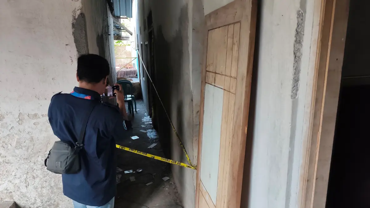 Seorang wartawan sedang mengabadikan lokasi kamar insiden terbakarnya para santri di Pondok Pesantren Rosudatussaulatiyah Al Ibrahimy, Desa Aik Darek, Kecamatan Batukliang, Lombok Tengah, Rabu (29/7). 