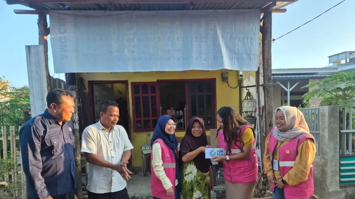 Srikandi PLN NTB menyalurkan bantuan modal usaha kepada salah seorang pelaku UMKM perempuan di Kota Bima.