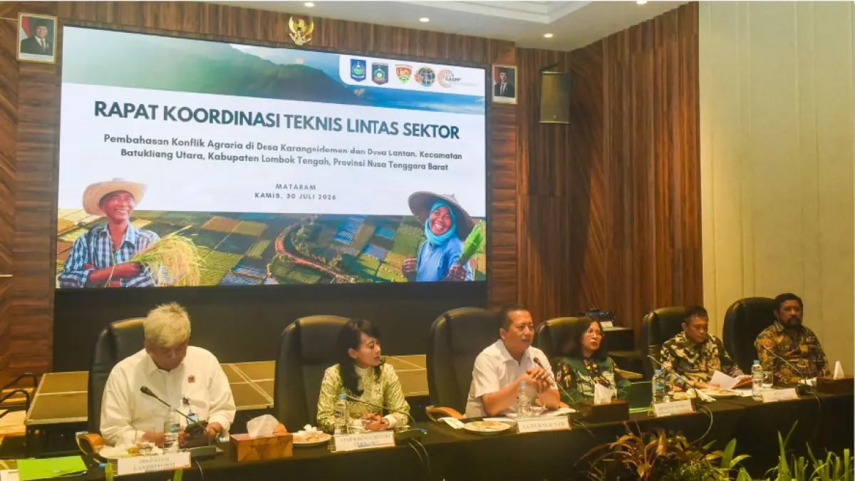 TORA: Gubernur NTB Lalu Muhamad Iqbal bersama Dirjen Penataan Agraria Kementerian ATR/BPN Embun Sari dan Bupati Loteng Lalu Pathul Bahri saat rakor konflik agraria di Hotel Astoria, Mataram, Kamis (30/7). (DISKOMINFOTIK NTB/LOMBOK POST)