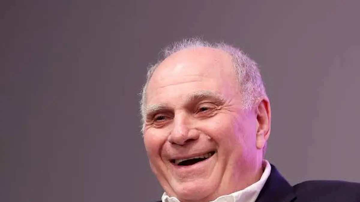 Uli Hoeness tertawakan rumor Michael Olise ke Real Madrid. Presiden kehormatan Bayern Munchen pastikan Olise & Luis Diaz tidak dijual