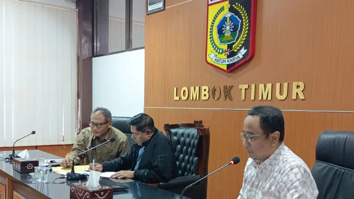 VERIFIKASI LAPANGAN: Bupati Lombok Timur di dampingi Dinas Lingkungan Hidup Lombok Timur saat mengikuti verifikasi secara zoom untuk penilaian lokasi hibah program LSDP. 