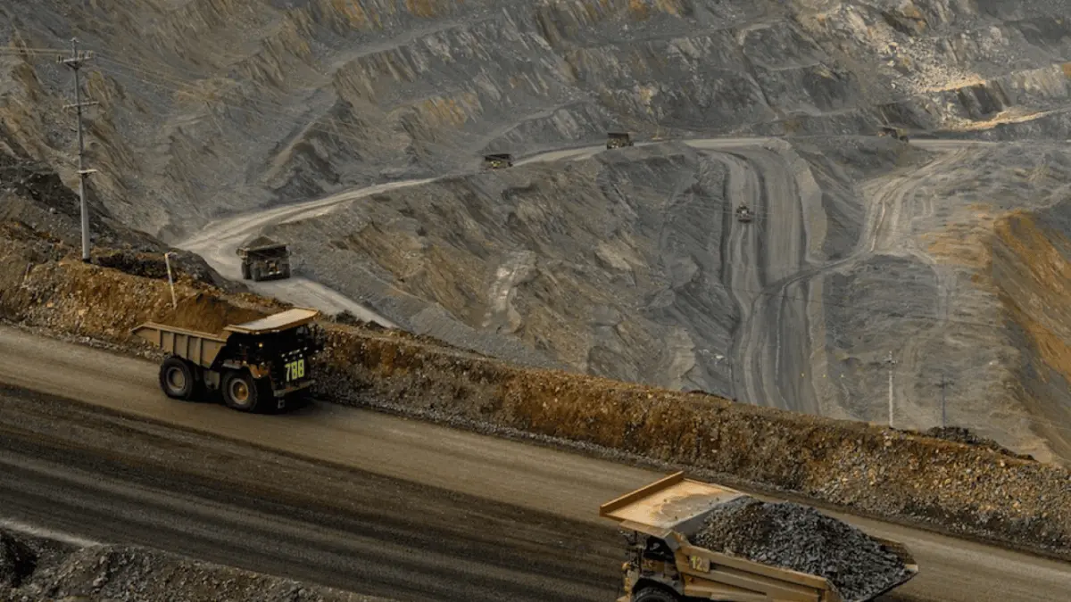 OPERASIONAL SKALA GLOBAL: Suasana aktivitas pengangkutan bijih mineral di areal tambang Batu Hijau PT Amman Mineral Nusa Tenggara (AMMAN) di Kabupaten Sumbawa Barat. Aktivitas pertambangan ini memberikan kontribusi makroekonomi sekaligus efek berganda bagi perekonomian nasional dan daerah. (Foto: Dok. AMMAN)
