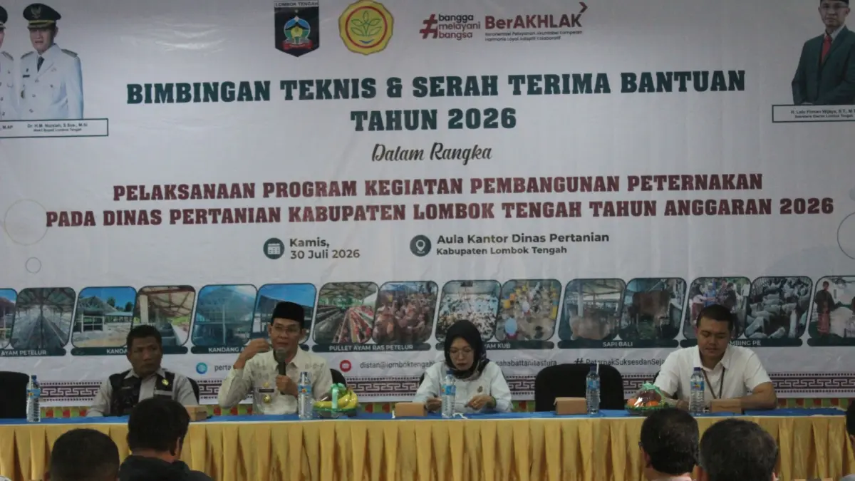 Wakil Bupati (wabup) Loteng M Nursiah (dua kiri) berikan sambutan Bimtek dan Serah Bantuan Peternakan 2026 di aula kantor Dinas Pertanian Loteng, Kamis (30/7).