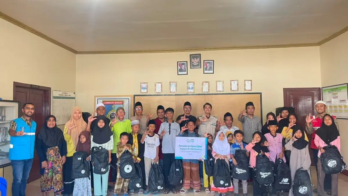YBM PLN menyalurkan perlengkapan sekolah dan santunan kepada puluhan anak yatim dan dhuafa di Kelurahan Gerung Utara, Lombok Barat.