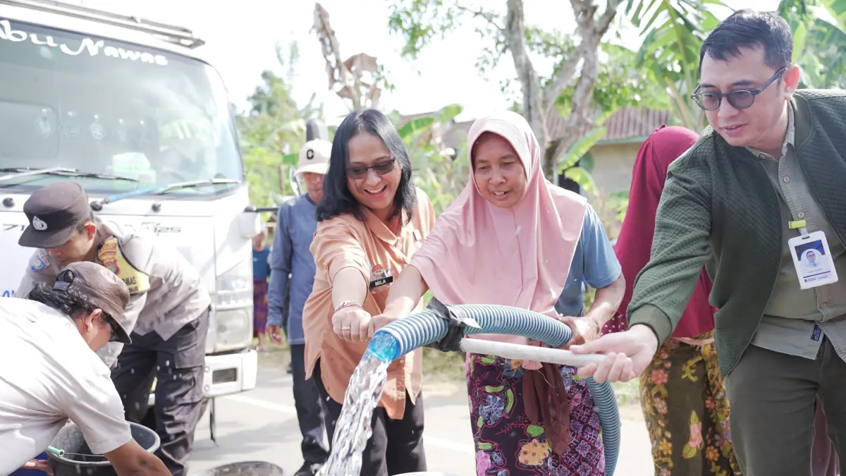 Kepala Kanwil Kemenkum NTB I Gusti Putu Milawati menyerahkan bantuan air bersih secara simbolis kepada warga Dusun Tibu Lilin, Lombok Barat. Sebanyak 20 ribu liter air dan tiga tandon disalurkan untuk membantu masyarakat menghadapi krisis air bersih saat musim kemarau.