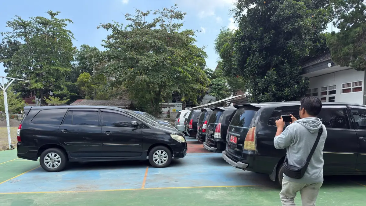 ASET DAERAH: Deretan randis yang telah dilelang, dan terparkir rapi di halaman kantor BKAD NTB, Jumat (31/7). (YUYUN/LOMBOK POST)