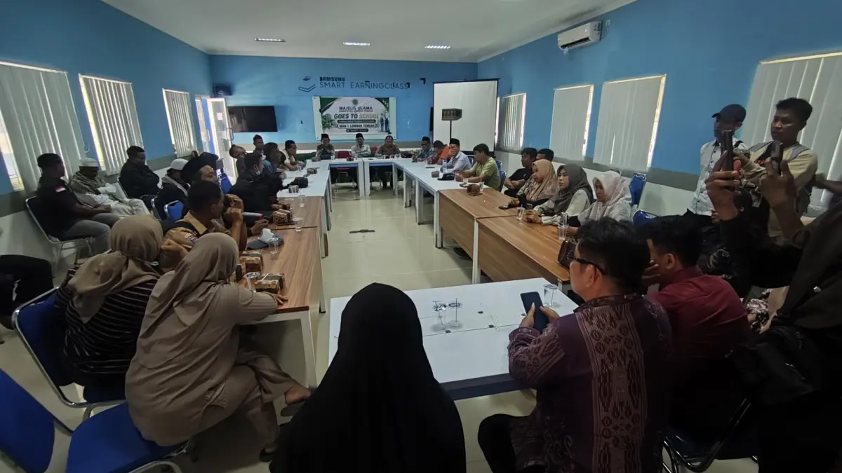 BERDAMAI: Proses mediasi antara keluarga siswa dan pihak sekolah setelah aksi tawuran pelajar sepulang sekolah, di aula MAN 1 Praya Tengah, Lombok Tengah, Sabtu (1/8). 