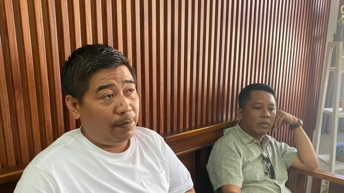 BERI PENJELASAN: Ketua Komisi III DPRD Lobar Fauzi dan anggota Komisi III Lalu Irwan saat memberikan keterangan kepada wartawan. (Toni/Lombok Post)