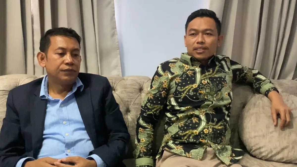 BERI PENJELASAN: Ketua Komisi IV DPRD Lobar Muhali bersama Dr. Syamsuriansah saat memberikan keterangan pada wartawan. (Foto: Toni/Lombok Post)

&nbsp;

&nbsp;