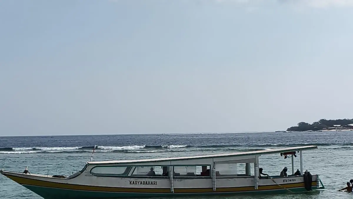 BUTUH PASOKAN: Sebuah perahu yang membawa air bersih ke Gili Meno. Di kawasan wisata ini masih terjadi krisis air bersih