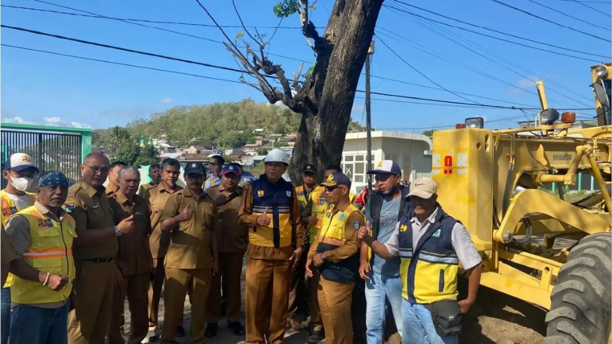 INFRASTRUKTUR: Kepala Dinas PUPRPKP NTB Lalu Kusuma Wijaya memimpin TRC Infrastruktur memperbaiki kerusakan ruas jalan di akses utama menuju RSUD Sering, Kabupaten Sumbawa. (DISKOMINFOTIK NTB/LOMBOK POST)