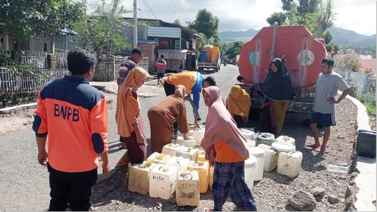 KEBUTUHAN PRIMER: Para petugas berjibaku mendistribusikan air bersih kepada masyarakat di salah satu desa yang terdampak kekeringan, beberapa waktu lalu. (BPBD NTB FOR LOMBOK POST)