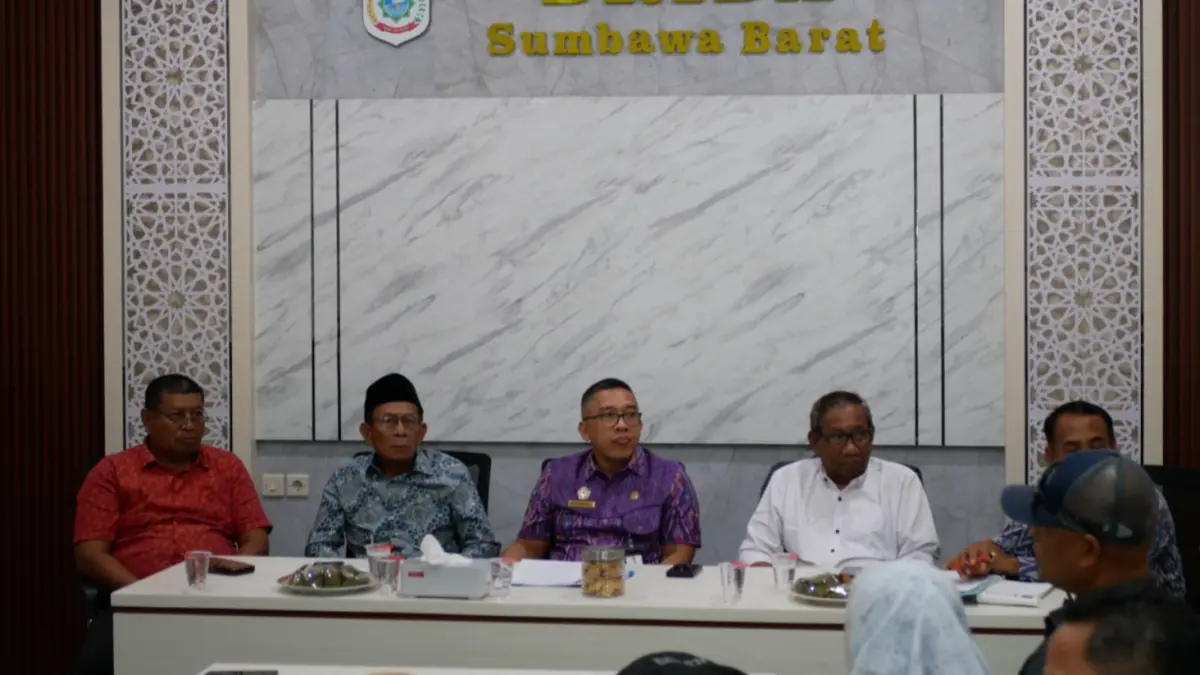 Kepala Brida KSB Mars Anugerainsyah didampingi dewan juri anugerah inovasi daerah saat mengumumkan sembilan inovasi terbaik untuk tiga kategori, Jumat (31/7).&nbsp;