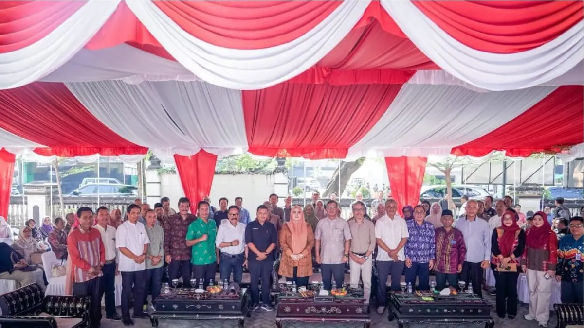 KOPERASI: Wagub NTB Indah Dhamayanti Putri, Kepala Diskop dan UKM NTB Wirawan, dan Ketua Dekopinwil NTB Lalu Anis Mudjahid Akbar saat menghadiri tasyakuran Harkopnas di Kantor Diskop dan UKM Provinsi NTB, Jumat (31/7). (DISKOMINFOTIK NTB/LOMBOK POST)