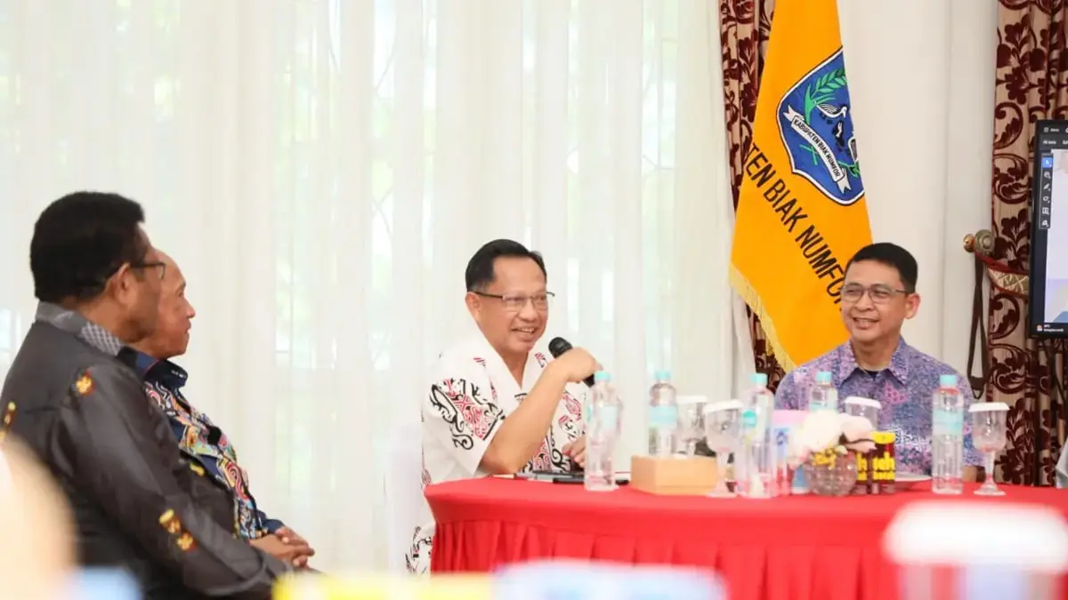 Mendagri Muhammad Tito saat memberikan pengarahan kepada Pemerintah Kabupaten Biak Numfor di Gedung Negara BN1, Kabupaten Biak Numfor, Papua, Jumat (31/7/2026). (Istimewa).