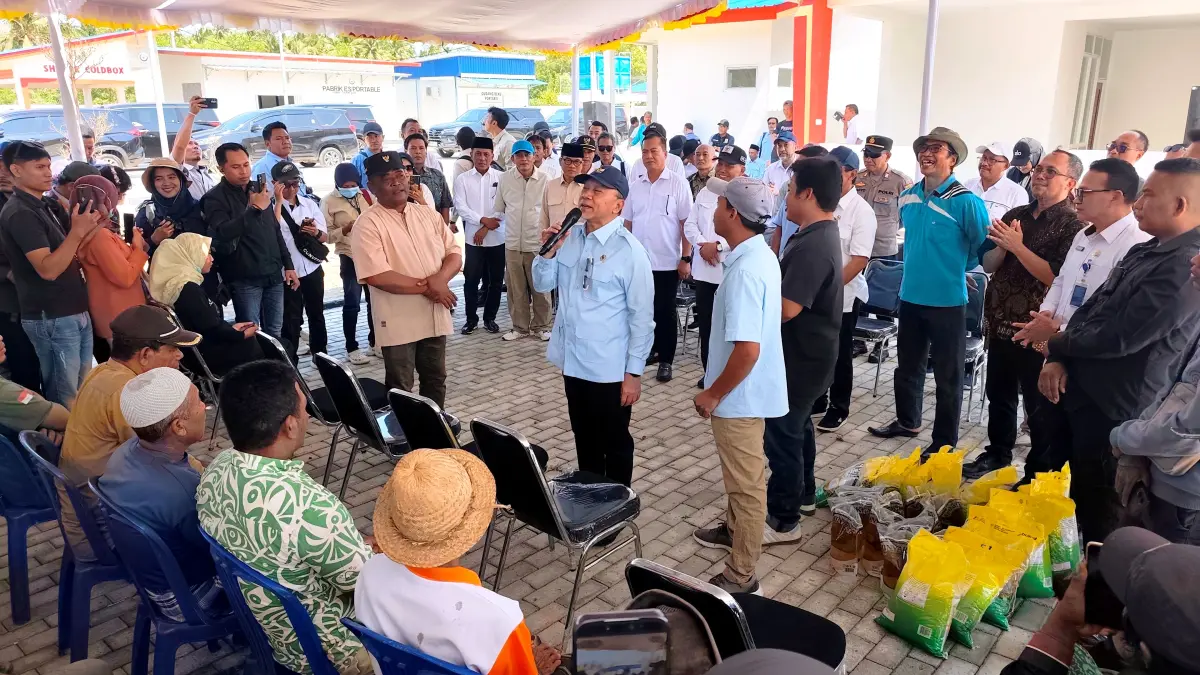 Menteri Koordinator (Menko) Bidang Pangan Zulkifli Hasan (pegang mik) menegaskan keberadaan KNMP bertujuan merubah perekonomian nelayan dan kesejahteraan masyarakat, di KNMP Bilelando, Praya Timur, Loteng, Jumat (31/7).