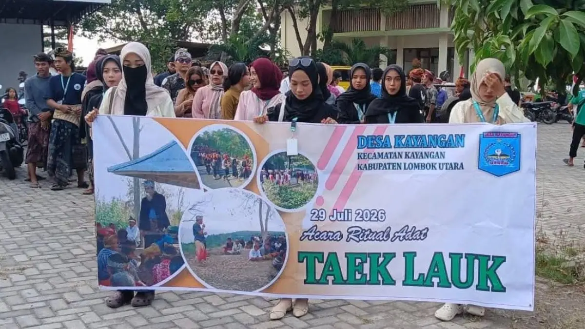 NAPAK TILAS: Masyarakat Desa Kayangan menuju bukit Gunung Kayangan untuk menggelar ritual Taek Lauk.