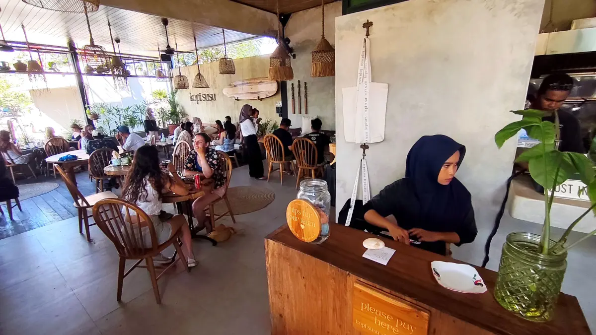 Para pengunjung menikmati aneka makanan dan minuman yang disajikan Kopi Susu Lombok di kawasan wisata Kuta Mandalika, Pujut, Lombok Tengah.