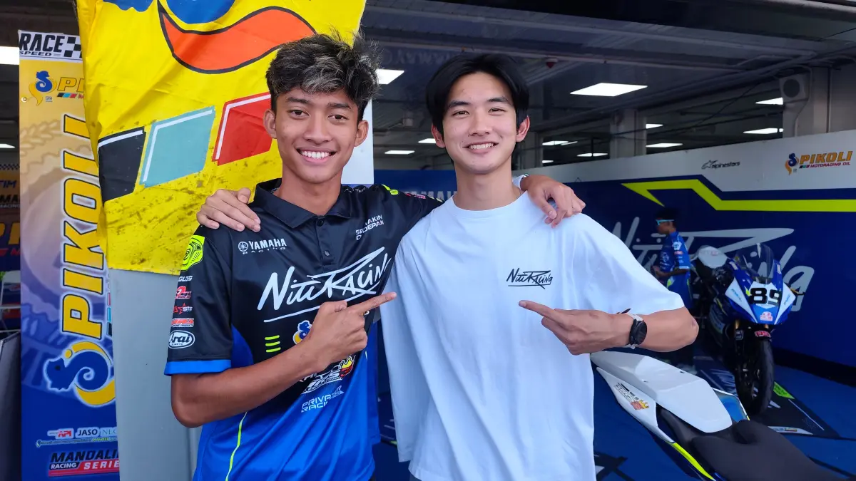 Pembalap NTB Arai Agaska Dibani Laksana (kiri) berfoto bersama pembalap Jawa Barat Felix Putra Mulya (kanan) saat sesi pitwalk Mandalika Racing Series 2026 putaran ketiga di Sirkuit Internasional Mandalika, Lombok Tengah. 