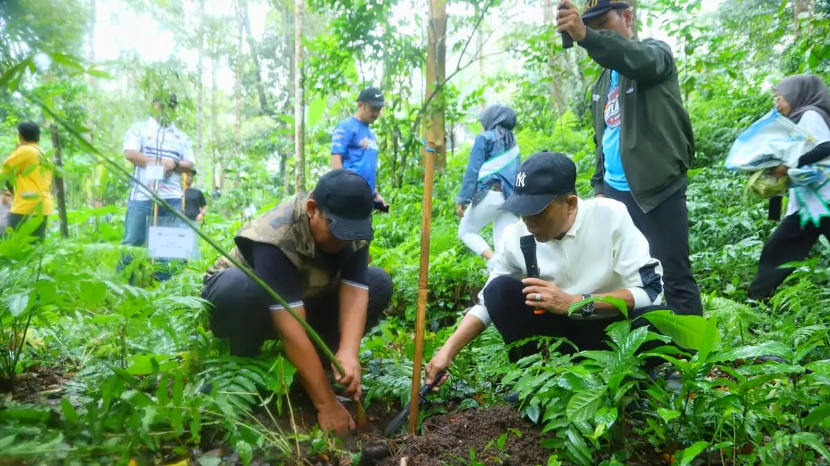 Penanaman pohon di daerah hulu tetap dilakukan pemerintah daerah bersama stakeholder terkait untuk mengatasi krisis air di Lombok Tengah.