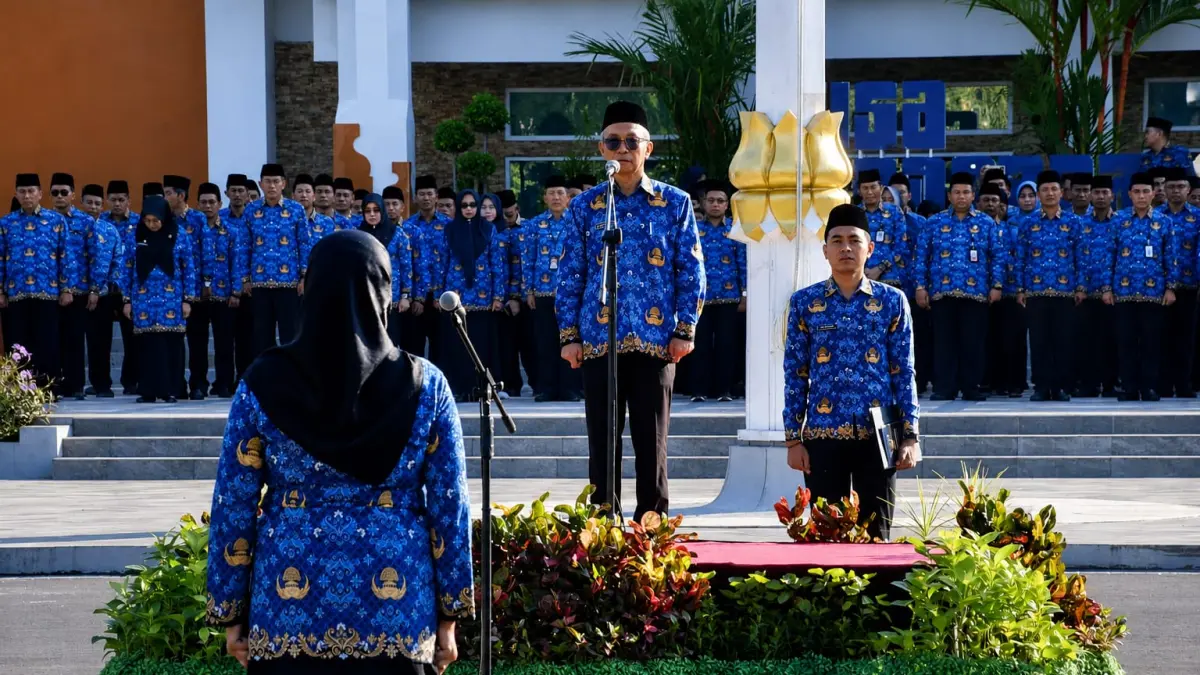PERKUAT KOORDINASI: Sekda NTB Abul Chair saat memberikan petuah dan arahan, di hadapan ASN lingkup Pemprov NTB, saat apel beberapa waktu lalu. (DISKOMINFOTIK NTB FOR LOMBOK POST)