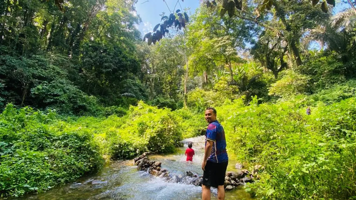 RAMAI PENGUNJUNG: Wisatawan menikmati suasana sejuk dan jernihnya aliran air di kawasan Wisata Aik Nyet. (Dok Lombok Post)

&nbsp;