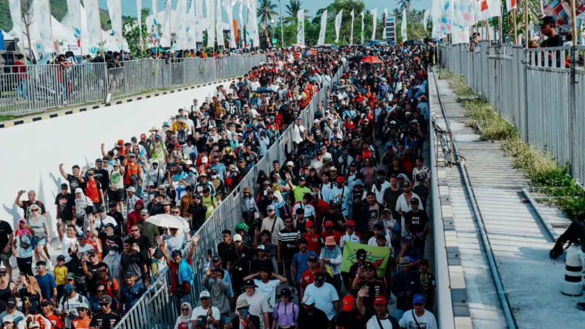 Ratusan ribu penonton berjalan keluar dari tribun usai menonton ajang balap bergengsi MotoGP Mandalika 2025 di Sirkuit Internasional Mandalika, Lombok Tengah. 