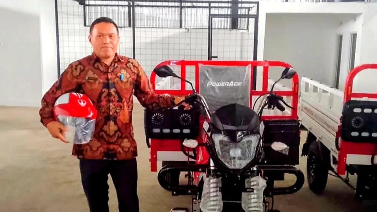 SEGERA BEROPERASI: Lurah Gerung Selatan Akhwan Mashudi menunjukkan kendaraan roda tiga untuk KDMP Gerung Selatan. (Dok/Lombok Post)