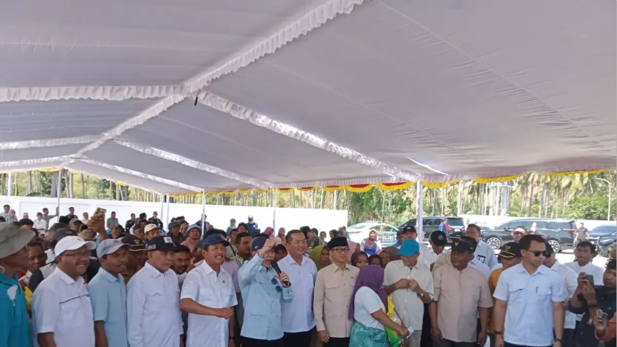 KNMP: Menko Pangan Zulkifli Hasan, Gubernur NTB Lalu Muhamad Iqbal, Menteri Kelautan dan Perikanan Sakti Wahyu Trenggono, Mendes PDT Yandri Susanto, Anggota DPR RI Muazim Akbar, dan Bupati Loteng Lalu Pathul Bahri saat meninjau KNMP di Dusun Kelongkong, Desa Bilelando, Kecamatan Praya Timur, Kabupaten Lombok Tengah, Jumat (31/7). (DISKOMINFOTIK NTB/LOMBOK POST)