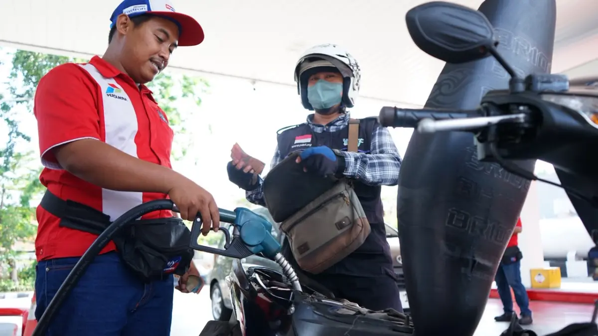 Pertamina melakukan penyesuaian harga BBM Non-Subsidi yang mulai berlaku pada 1 Agustus 2026. Penurunan harga berlaku untuk Pertamax, Pertamax Green, dan Pertamax Turbo, sementara stok BBM dipastikan aman serta distribusi tetap berjalan optimal di wilayah Jawa Timur, Bali, NTB, dan NTT.