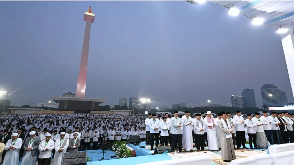 100 ribu jamaah memadati Monas mengikuti Zikir dan Doa Kebangsaan sebagai pembuka HUT ke-81 RI, memperkuat persatuan dan syukur bangsa. (BPMI Setpres)