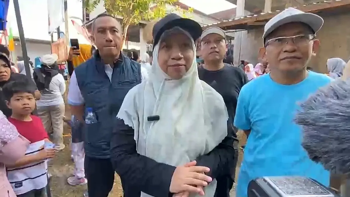 BERI KETERANGAN: Wakil Bupati Lobar Nurul Adha didampingi Kades Senggigi Mastur saat memberikan keterangan kepada awak media, Minggu (2/8).
​