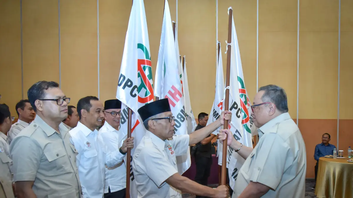 Ketua Harian DPN HKTI Mulyono Makmur menyerahkan bendera pataka pada Ketua HKTI Kota Mataram Muhtar usai pelantikan.