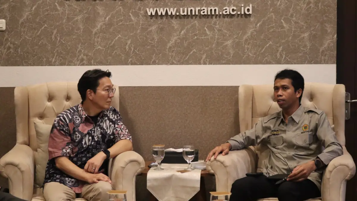 KOLABORASI GLOBAL: Rektor Unram Prof Sukardi (kanan) bersama Director of SNU Social Responsibility Seo Kyo di Ruang Tamu Rektor Unram, Selasa (29/7).

