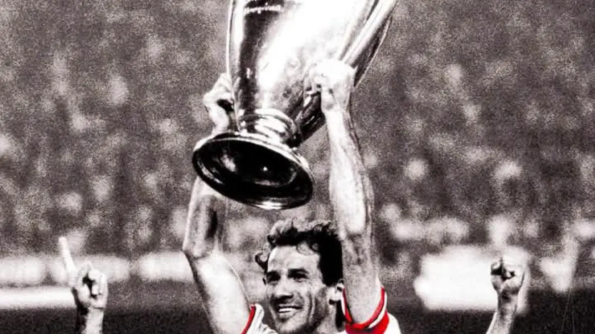 LEGENDA: Kapten AC Milan Franco Baresi mengangkat si kuping besar. (Istimewa) 