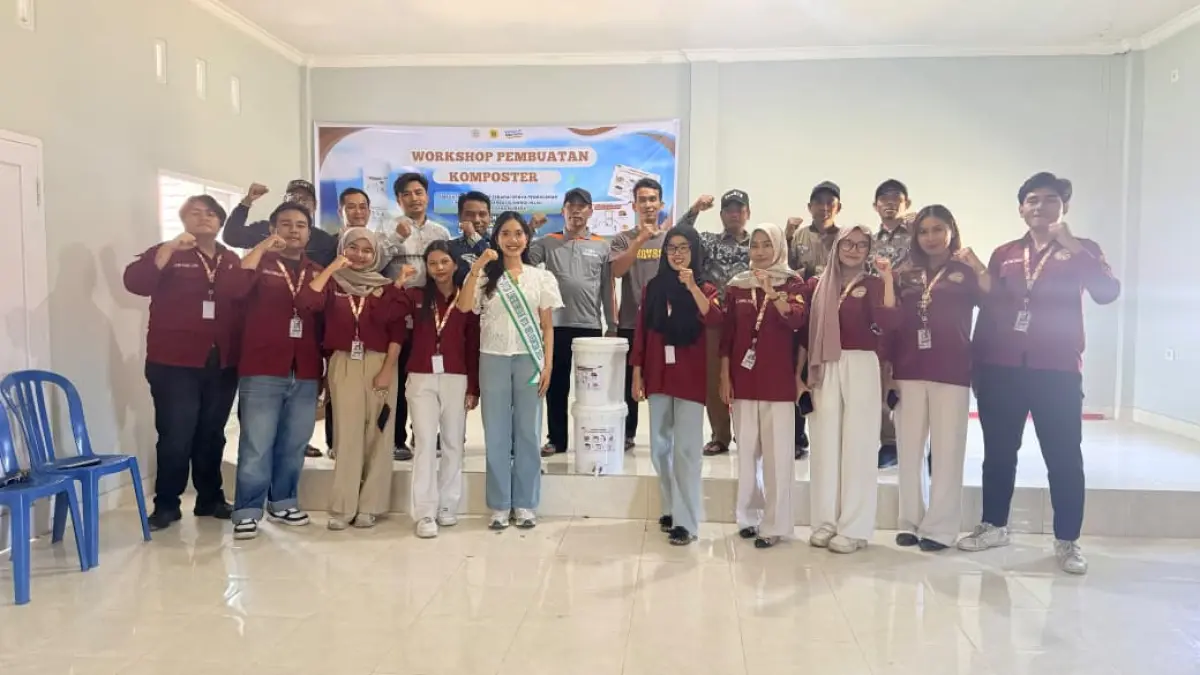 Mahasiswa KKN-PMD Universitas Mataram bersama warga Desa Pengadangan Barat saat praktik pembuatan komposter dan pupuk organik cair (POC) sebagai upaya pengelolaan sampah organik yang ramah lingkungan.