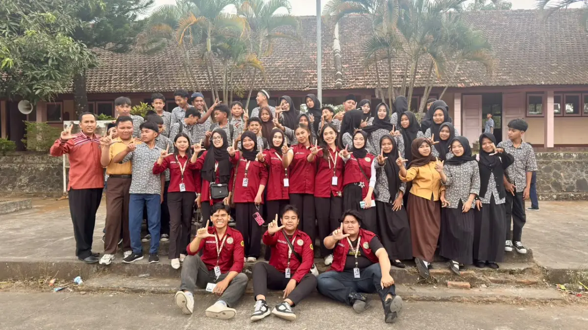 Mahasiswa KKN Universitas Mataram memberikan sosialisasi kepada siswa kelas IX SMPN 2 Peringgasela mengenai pentingnya pendidikan dan pencegahan pernikahan dini sebagai bekal merencanakan masa depan yang lebih baik.