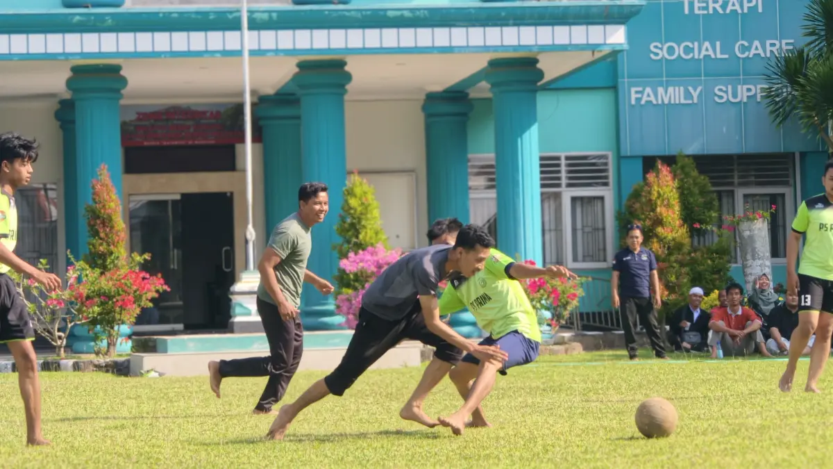PERKUAT SOLIDARITAS: Para guru dan tendik Sekolah Rakyat Pulau Lombok bermain sepak bola mini di SRMP 18 Lombok Barat, pekan lalu.

