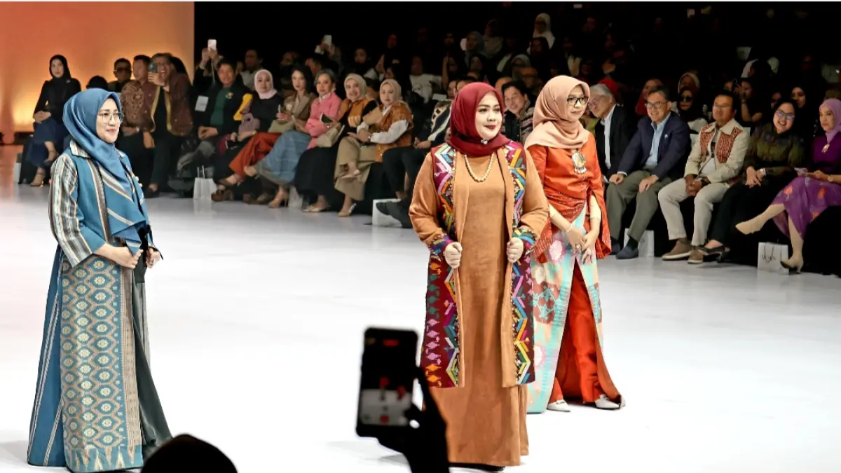 Pesona Wagub Umi Dinda tampil sebagai Model Wastra NTB di BTN Indonesia Fashion Week 2026 di Jakarta.
