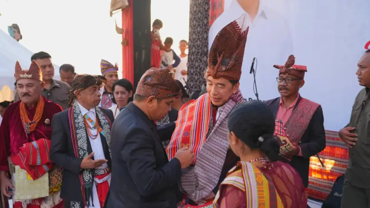Presiden ke-7 Indonesia Joko Widodo kembali mendapat gelar adat dari masyarakat. Kali ini dia dinobatkan sebagai Raja Timur oleh masyarakat NTT di Kupang. (Dok PSI)