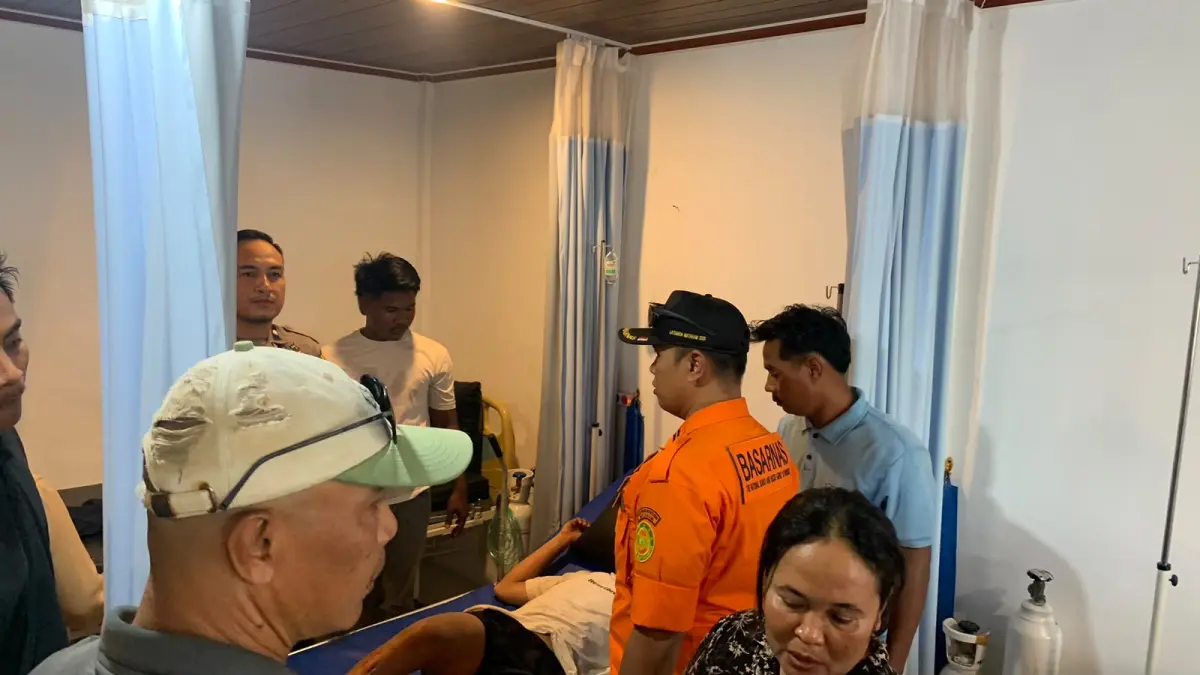 Seorang wisatawan lokal dilaporkan tewas setelah jatuh dari atas tebing Pantai Semeti, Desa Mekarsari, Kecamatan Praya Barat, Lombok Tengah, Minggu (2/8). 
