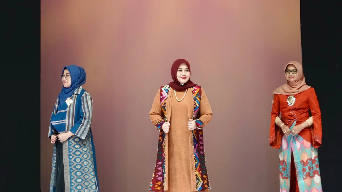 Wagub NTB tampil memesona peragakan tenun modern di Panggung BTN IFW 2026.