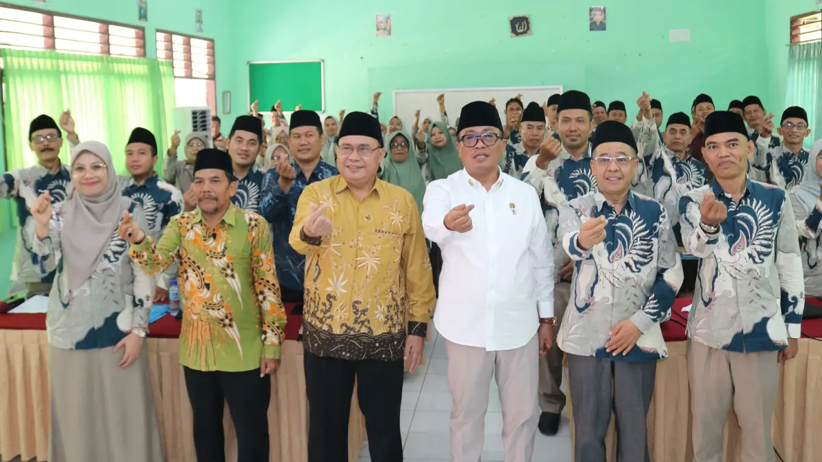 WORKSHOP: Kepala Kanwil Kemenag NTB H Zamroni Aziz (tiga dari kanan) foto bersama guru pada workshop implementasi KBC di Aula MTsN 3 Mataram, Sabtu (1/8).

