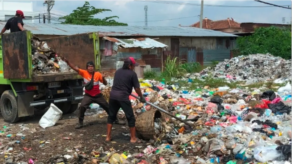 ANGKUT SAMPAH: Petugas kebersihan DLH Lobar saat mengangkut sampah, beberapa waktu lalu. (IST/LOMBOK POST)