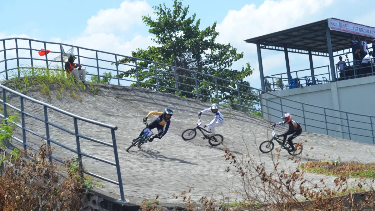 Atlet BMX kabupaten dan kota saat bersaing memperebutkan medali Porprov 2026 di Meninting Bike Park. (ICF NTB)