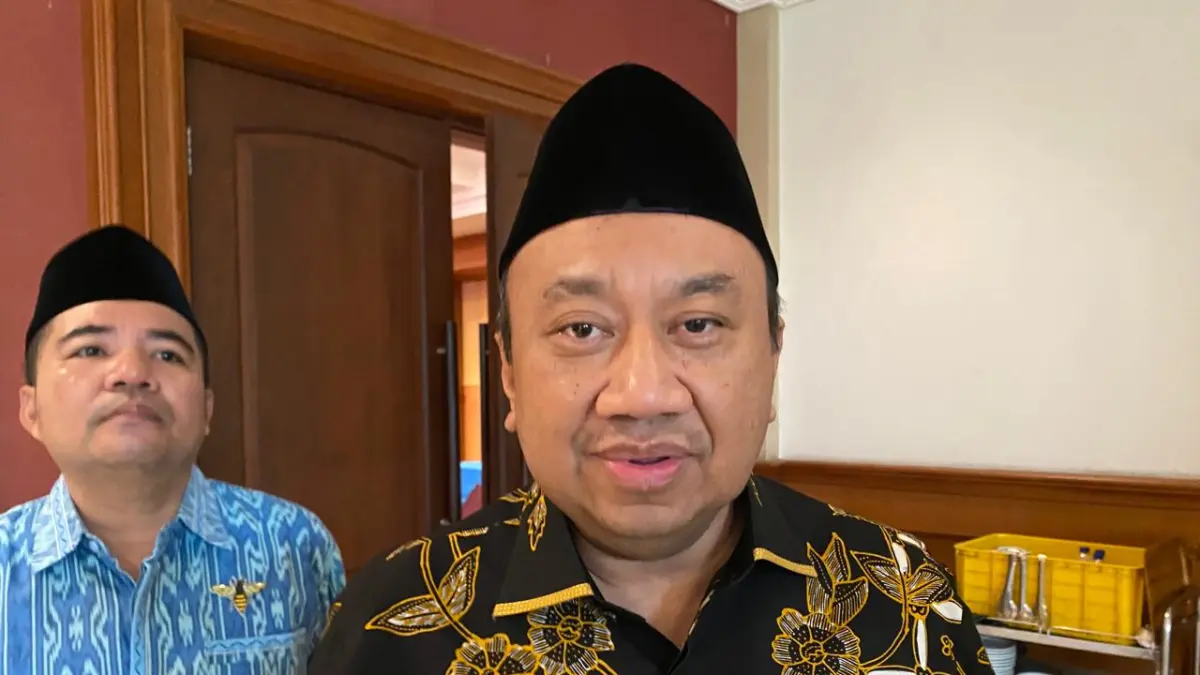 BERI PENJELASAN: Ketua DPW PKB NTB Lalu Hadrian Irfani didampingi Ketua Fraksi PKB DPRD Lobar Hendra Hariyanto saat memberikan keterangan kepada wartawan. (Foto: Toni/Lombok Post)

&nbsp;